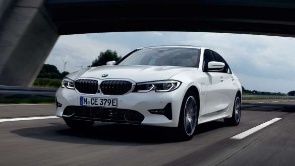 BMW Série 3 Berline hybride rechargeable 2021 G20, vue de trois quarts avant en mouvement BMW Série 3 Berline hybride rechargeable 2021 G20, vue de trois quarts avant en mouvement sur la route