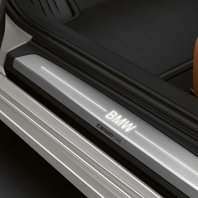 BMW Série 8 Coupé, seuils de porte. BMW Série 8 Coupé, seuils de porte avec inscription BMW éclairée.