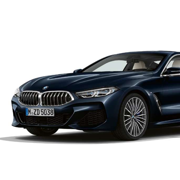 BMW Série 8 Coupé, vue de trois quarts avant. BMW Série 8 Coupé, Carbonschwarz metallic, vue de trois quarts avant.
