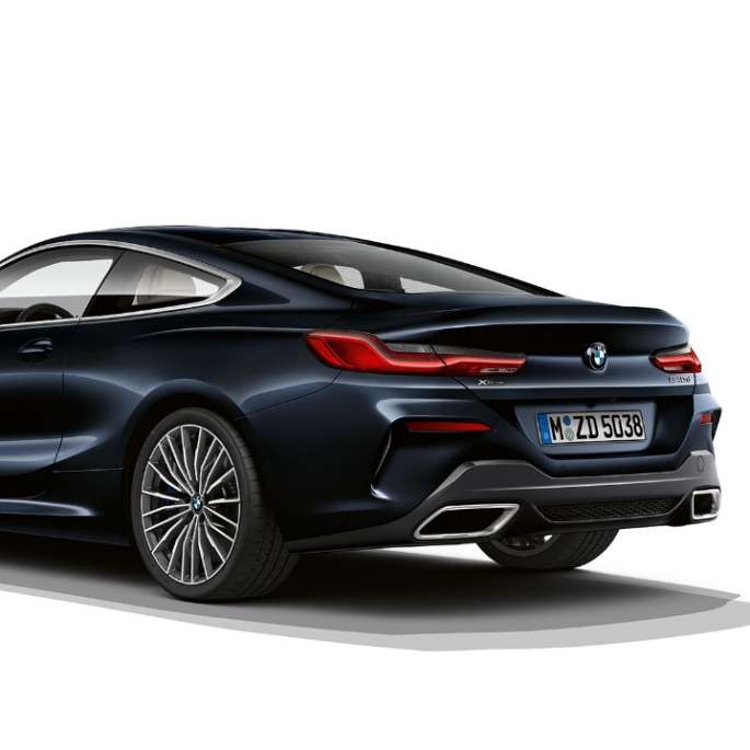 BMW Série 8 Coupé, vue de trois quarts arrière. BMW Série 8 Coupé, Carbonschwarz metallic, vue de trois quarts arrière.