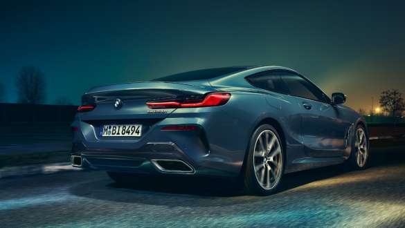Embouts d'échappement et roues arrière. BMW Série 8 Coupé, vue arrière inférieure, sorties d'échappement et roues arrière.