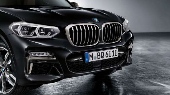 BMW X3 M40i et BMW X3 M40d, kit M aérodynamique. Extérieur des BMW X3 M40i et BMW X3 M40d en Saphierschwarz metallic, avant avec kit M aérodynamique