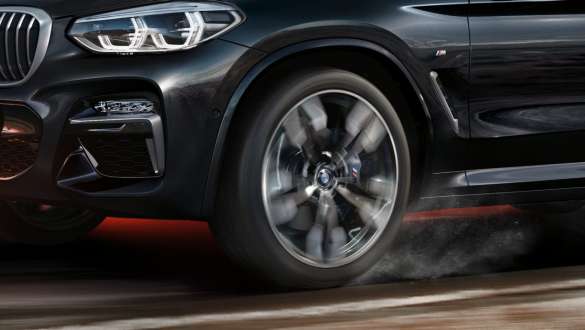 BMW X3 M40i et BMW X3 M40d, vue de profil. Extérieur des BMW X3 M40i et BMW X3 M40d en Saphierschwarz metallic, en mouvement, vue de profil avec jantes BMW en alliage léger en rotation.