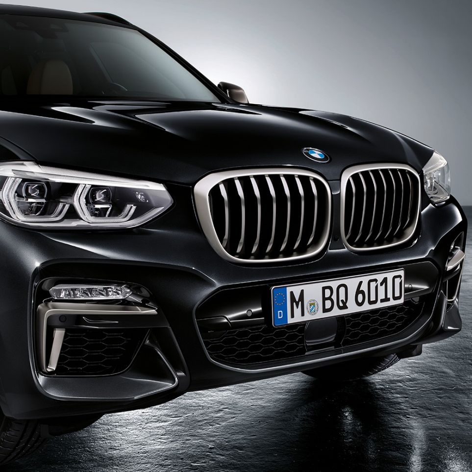 BMW X3 M40i, avant. Extérieur des BMW X3 M40i en Saphierschwarz metallic, avant avec éléments de design en Cerium Grey.