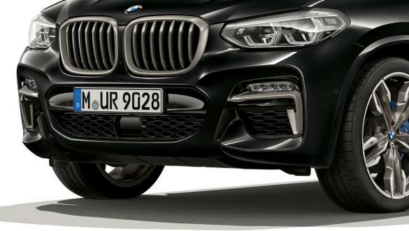 BMW X4 M40i et BMW X4 M40d, kit M aérodynamique. Extérieur des BMW X4 M40i et BMW X4 M40d en Saphierschwarz metallic, avant avec kit M aérodynamique-