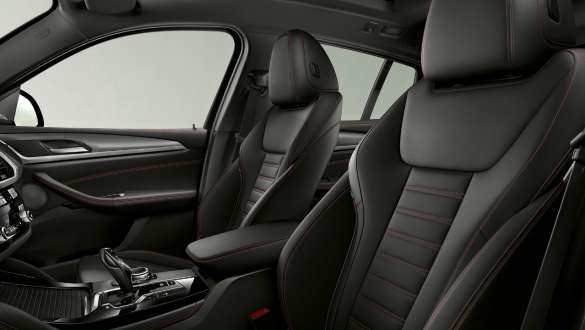 BMW X4 M40i et BMW X4 M40d, sièges sport. Intérieur des BMW X4 M40i et BMW X4 M40d, sièges sport à l'avant.