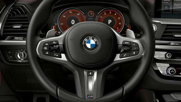 BMW X4 M40i et BMW X4 M40d, volant M en cuir. Intérieur des BMW X4 M40i et BMW X4 M40d, habitacle avec volant M en cuir.