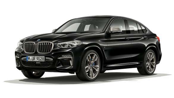 BMW X4 M40i vue de trois quarts avant droite. Extérieur des BMW X4 M40i en Saphierschwarz metallic, vue de trois quarts avant droite.
