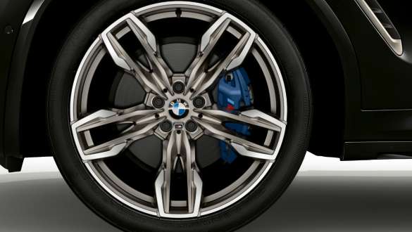 BMW X4 M40i freins M sport. Extérieur des BMW X4 M40i en Saphierschwarz metallic, jantes BMW en alliage léger avec freins M sport.