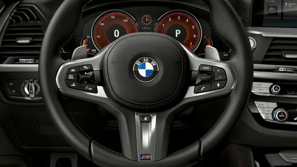 BMW X4 M40i et BMW X4 M40d, Variable Sport Steering. Intérieur des BMW X4 M40i et BMW X4 M40d, habitacle avec volant M en cuir et sièges M sport.