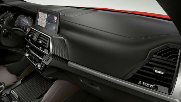 BMW X4 M Competition, inserts de décoration en Carbon Fibre. Intérieur de la BMW X4 M Competition, tableau de bord avec inserts de décoration en Carbon Fibre.