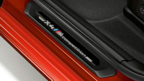 BMW X4 M Competition, seuils de porte avec insigne Competition. Intérieur de la BMW X4 M Competition, seuils de porte, avec insigne Competition.