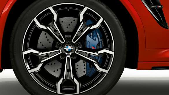 Freins composites M. Extérieur de la BMW X4 M Competition en Toronto Rot metallic, jantes BMW M en alliage léger avec freins composites M.