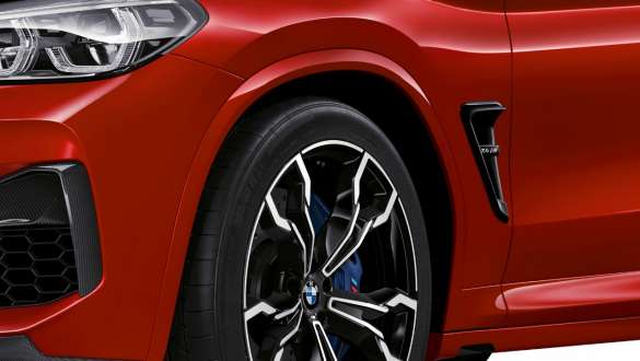BMW X4 M Competition, vue en gros plan du profil arrière. Extérieur de la BMW X4 M Competition en Toronto Rot metallic, vue en gros plan du profil arrière, suspension spécifique M.