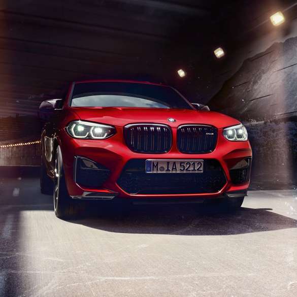 BMW X4 M Competition, vue avant. Extérieur de la BMW X4 M Competition en Toronto Rot metallic, vue avant.