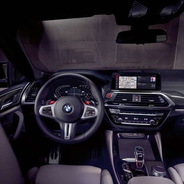 BMW X4 M Competition, habitacle exclusif. Intérieur de la BMW X4 M Competition, habitacle exclusif avec sièges M sport et volant M en cuir.