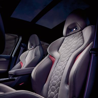 BMW X4 M Competition, sièges M sport. Intérieur de la BMW X4 M Competition, sièges M sport en cuir Merino Adelaide Grau.