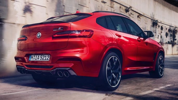 BMW X4 M Competition, vue de profil arrière. Extérieur de la BMW X4 M Competition en Toronto Rot metallic, vue de profil arrière.