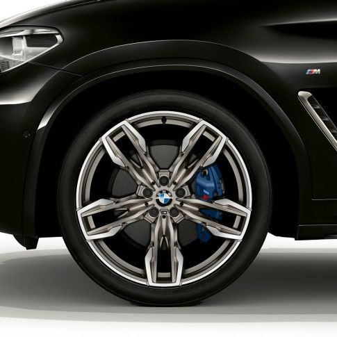 BMW X4 M40i jantes BMW M en alliage léger de 21". Extérieur des BMW X4 M40i en Saphierschwarz metallic, vue de profil avec jantes BMW M en alliage léger de 21" à doubles rayons.