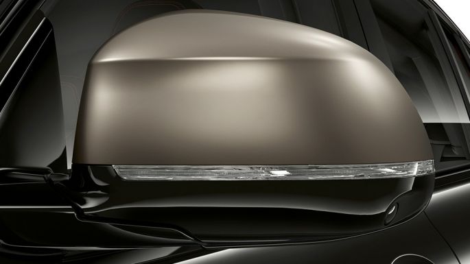 BMW X4 M40i coques des rétroviseurs. Extérieur des BMW X4 M40i en Saphierschwarz metallic, coques des rétroviseurs galvanisées en Cerium Grey.
