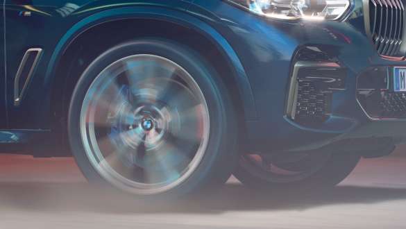 BMW X5 M50i et M50d avec suspension M adaptative G05 BMW X5 M50i et M50d avec suspension M adaptative en Carbonschwarz metallic, G05 2018 SUV, vue en gros plan de la jante