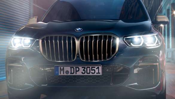 BMW Laserlight BMW X5 M50i et M50d G05 BMW Laserlight, BMW X5 M50i et M50 en Carbonschwarz metallic G05 2018 SUV, vue de face