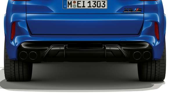Système d'échappement M sport de la BMW X5 M Competition F95 Système d’échappement M sport, BMW X5 M Competition en Marina Bay Blau metallic, F95 2020 SUV, vue arrière