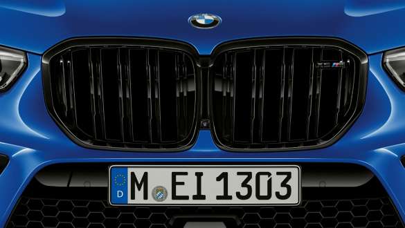 Calandre M spécifique de la BMW X5 M Competition F95 Calandre M spécifique, BMW X5 M Competition F95 2020 SUV en Marina Bay Blau metallic, vue en gros plan