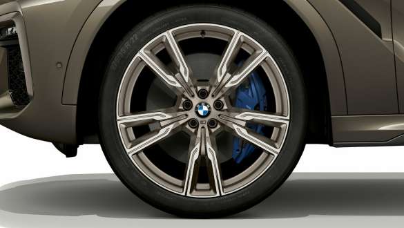 BMW X6 M50i avec vue sur une jante en alliage léger G06 Jantes extérieures de la BMW X6 M50i en alliage léger G06 2018 SUV