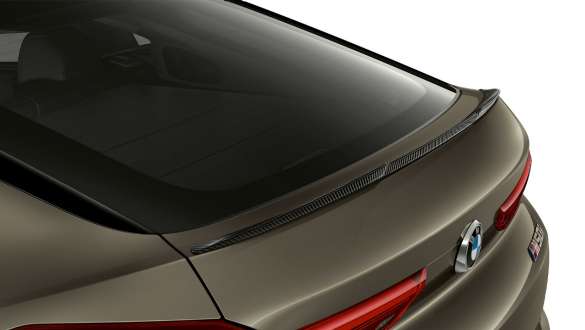 Becquet arrière de la BMW X6 M50i G06 Vue en gros plan du spoiler arrière M en carbone de la BMW X6 M50i G06 2018 SUV