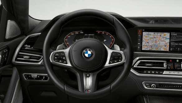 Habitacle de la BMW X6 M50i, volant M en cuir G06 Habitacle de la BMW X6 M50i et M50d G06 2018 SUV, vue de détail du volant M en cuir