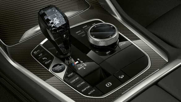 BMW X6 M50i Sélecteur de vitesse orné de l’emblème M G06 Vue en gros plan de la BMW X6 M50i, habitacle, sélecteur de vitesse orné de l’emblème M G06 2018 SUV