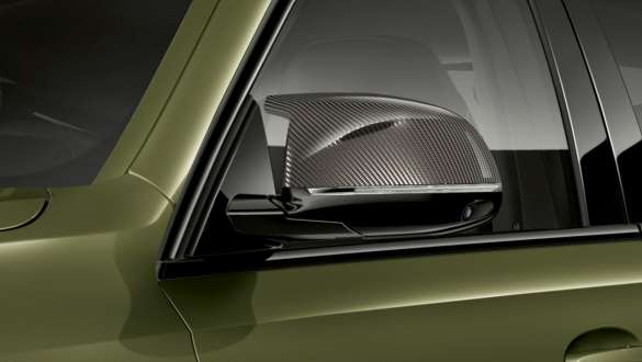 Coques de rétroviseur M Carbon de la BMW X6 M Competition F96 Coques de rétroviseur M Carbon de la BMW X6 M Competition F96 2020 SUV en teinte spéciale BMW Individual Urban Green, extérieur