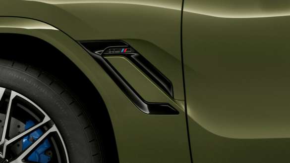 Ouïes M de la BMW X6 M Competition F96 Ouïes M spécifiques de la BMW X6 M Competition F96 2020 SUV en teinte spéciale BMW Individual Urban Green, extérieur