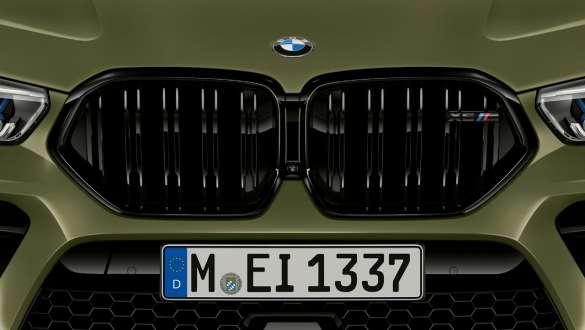 Calandre M spécifique de la BMW X6 M Competition F96 Ouïes M spécifiques de la BMW X6 M Competition F96 2020 SUV en teinte spéciale BMW Individual Urban Green, extérieur