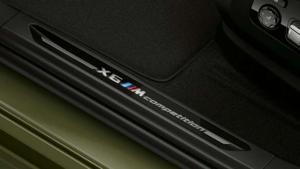 Seuils de portes ornés de l’inscription "X6 M Competition", BMW X6 M Competition F96 Seuils de portes ornés de l’inscription "X6 M Competition", BMW X6 M Competition F96 2020 SUV, vue en gros plan