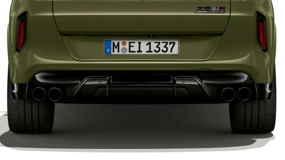 Système d'échappement M sport de la BMW X6 M Competition F96 BMW X6 M Competition avec système d’échappement M Sport en teinte spéciale BMW Individual Urban Green F96 2020 SUV, vue arrière