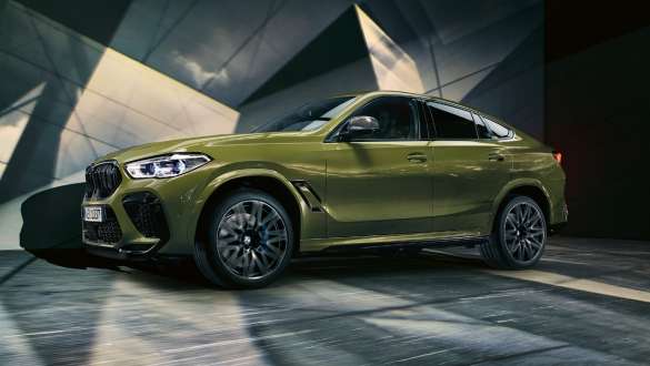 BMW X6 M Competition avec M xDrive F96 BMW X6 M Competition avec M xDrive en teinte spéciale BMW Individual Urban Green SUV F96 2020 SUV, vue de profil