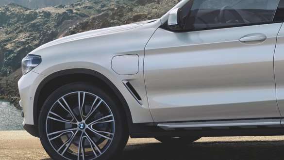 BMW X3 xDrive30e, clapet de recharge avec statut de charge BMW X3 xDrive30e, clapet de recharge avec statut de charge