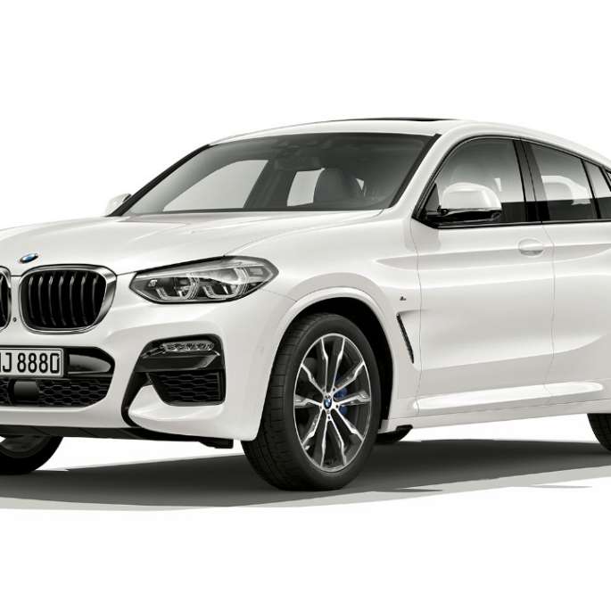 BMW X4 Modèle M Sport vue de trois quarts avant BMW X4 xDrive30i, Modèle M Sport G02 2018 en Alpinweiß vue de trois quarts avant