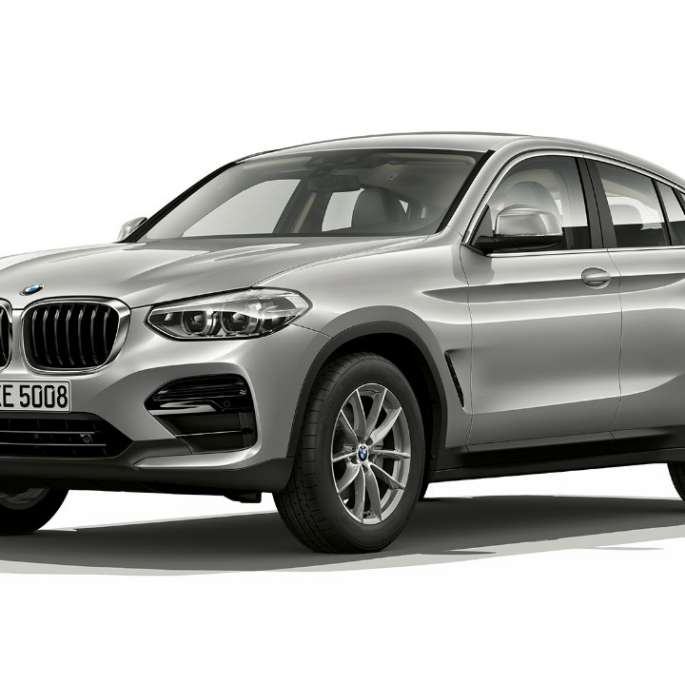 BMW X4 Modèle Advantage vue de trois quarts avant BMW X4 xDrive20d Modèle Advantage G02 2018 en Glaciersilber vue de trois quarts avant
