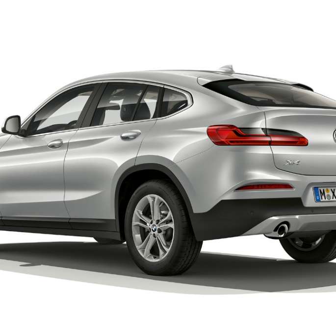 BMW X4 Modèle Advantage vue de trois quarts arrière BMW X4 xDrive20d Modèle Advantage G02 2018 en Glaciersilber vue de trois quarts arrière