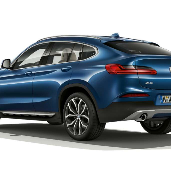 BMW X4 Modèle xLine vue de trois quarts arrière BMW X4 xDrive20d, Modèle xLine G02 2018 en Phytonicblau vue de trois quarts arrière