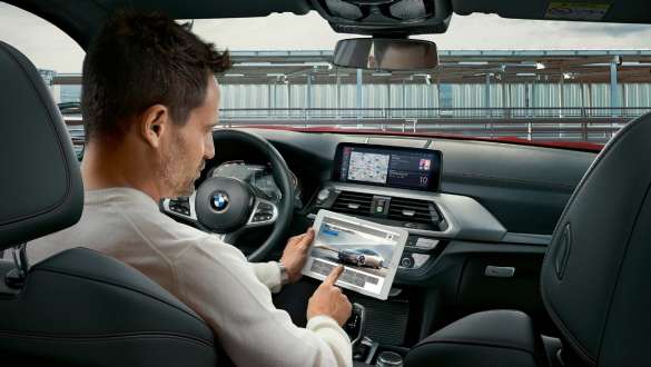 Hotspot Wi-Fi BMW X4 Hotspot Wi-Fi BMW X4 G02 2018 homme en train d’utiliser sa tablette à bord de la BMW