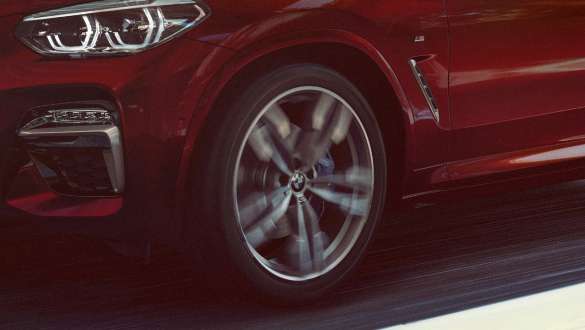 BMW X4 suspension M adaptative Suspension M adaptative, BMW X4 M40i G02 2018 en Flamencorot Brillanteffekt, vue de trois quarts de profil, avec jantes en alliage