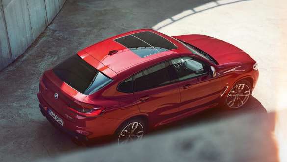 Vue en plongée de la BMW X4 BMW X4 M40i G02 2018 en Flamencorot Brillanteffekt vue en plongée