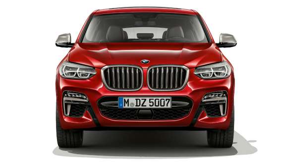 Capot moteur et doubles naseaux de la BMW X4 Capot moteur et doubles naseaux de la BMW X4 M40i G02 2018 en Flamencorot Brillanteffekt vue avant