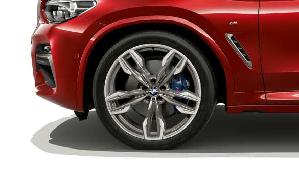 Jantes et passages de roue de la BMW X4 Jantes en alliage et passages de roue de la BMW X4 M40i G02 2018 en Flamencorot Brillanteffekt vue de profil