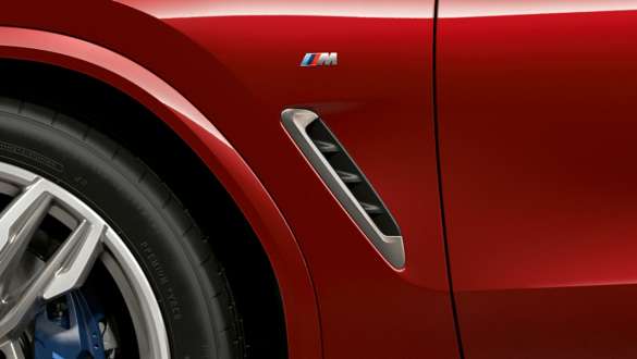 Air Breather de la BMW X4 Air Breather BMW X4 M40i G02 2018 en Flamencorot Brillanteffekt, vue en gros plan