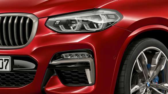 Adaptive LED Headlights et prises d’air de la BMW X4 Adaptive LED Headlights et prises d’air de la BMW X4 M40i G02 2018 en Flamencorot Brillanteffekt, vue en gros plan de l’avant